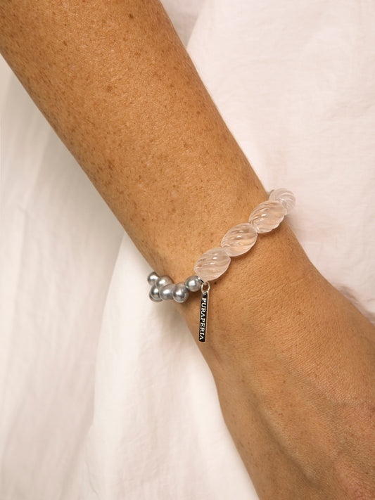 PURAPERLA グレー淡水パール × 彫刻水晶ビーズ ナチュラルエナジーブレスレット|静謐の輝き
