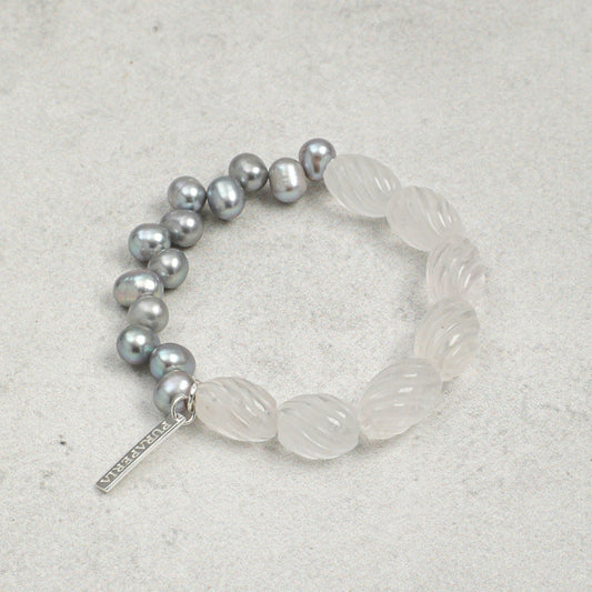 PURAPERLA グレー淡水パール × 彫刻水晶ビーズ ナチュラルエナジーブレスレット｜静謐の輝き