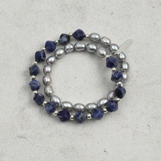 PURAPERLA ソーダライト × グレー淡水パール ダブルチェーン ナチュラルエナジーブレスレット｜静海のリズム